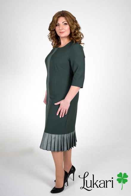 Элегантное зеленое платье из костюмки с плиссированным низом Lukari 0105-3 (размеры 48–62)