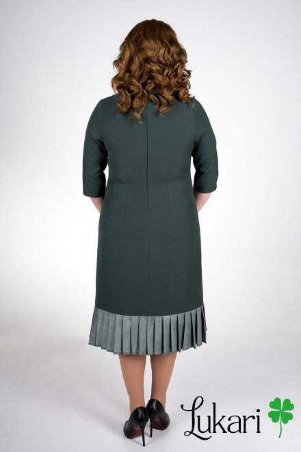 Элегантное зеленое платье из костюмки с плиссированным низом Lukari 0105-3 (размеры 48–62)